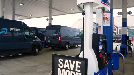 Amazonas-En-Gasolinera-Llenando-Tanques-De-Gasolina-Con-Combustible