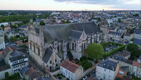 Kathedrale-Von-St.-Peter-Oder-Pierre-In-Der-Stadt-Poitiers,-Frankreich