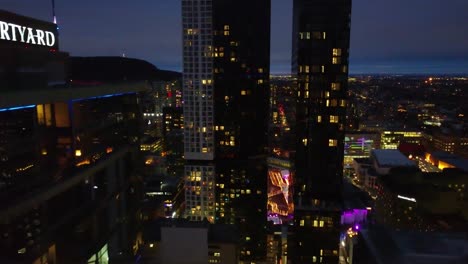 Toma-Aérea-De-Drones-Del-Hermoso-Paisaje-Urbano-Del-Centro-De-Montreal-Por-La-Noche-Pasando-Por-Todos-Los-Edificios-Altos