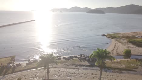 Drone-Sobrevuela-La-Histórica-Iglesia-De-Nuestra-Señora-De-Los-Dolores-Y-El-Océano-En-Paraty,-Brasil