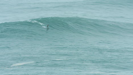 Jetski-Libera-A-Surfista-Que-Atrapa-Y-Corre-A-Través-De-La-Ola-De-Nazare,-Tele