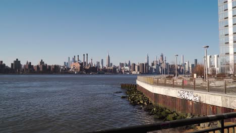 Ich-Stehe-An-Der-Küste-In-Williamsburg-Und-Blicke-Auf-Midtown-Manhattan