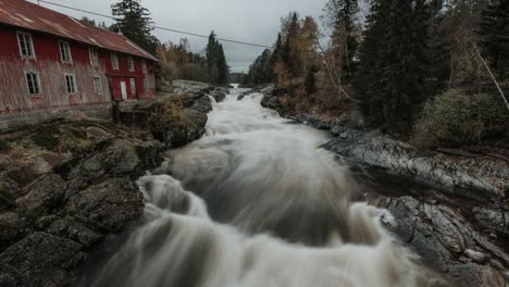 Un-Antiguo-Molino-En-La-Ladera-Del-Río-De-Montaña-En-Telemark,-En-El-Sur-De-Noruega.