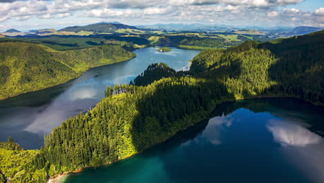 Wolkenschatten-Ziehen-über-Den-Berühmten-Blue-Lake-Und-Green-Lake-In-Der-Nähe-Von-Rotorua,-Neuseeland