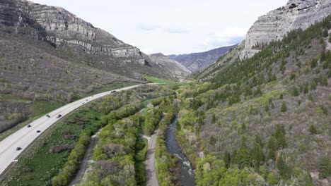 Vía-Aérea-De-La-Autopista-A-Través-Del-Cañón-American-Fork-Cerca-De-Bridal-Veil-Falls,-Utah-Durante-La-Primavera