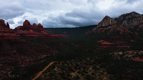 Montañas-De-Arenisca-Roja-Que-Se-Elevan-Sobre-Una-Densa-Vegetación-Cerca-De-Sedona,-Arizona,-Estados-Unidos