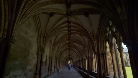 Claustros-Medievales-Normandos-Con-Arcos-Sombreados-De-La-Catedral-De-Norfolk