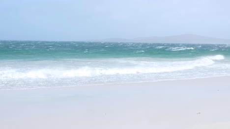 Vista-Panorámica-De-Las-Salvajes-Olas-Blancas-Y-El-Océano-De-Agua-Turquesa-Rodando-Hacia-La-Playa-De-Arena-De-West-Beach-En-Berneray,-Hébridas-Exteriores-Del-Oeste-De-Escocia,-Reino-Unido