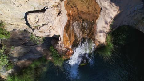 Wasserfall-Und-Bach-Mit-Spektakulärem-Türkisfarbenem-Wasser