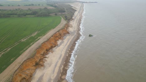 Toma-Panorámica-De-Una-Playa-Vacía-De-Kessingland-En-Suffolk,-Inglaterra.