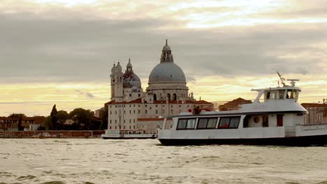 Boote-In-Venedig-Während-Der-Goldenen-Stunde