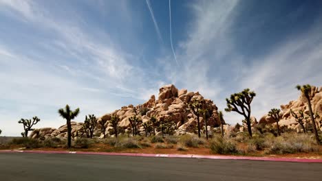 Lapso-De-Tiempo-Del-Estacionamiento-En-El-Comienzo-Del-Sendero-Hidden-Valley-En-El-Parque-Nacional-Joshua-Tree