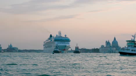 Gran-Crucero-Tirado-Por-Remolcadores-En-El-Concurrido-Canal-Veneciano-Hacia-La-Laguna-De-Atraque