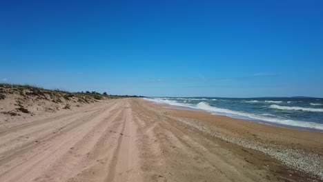 Interminable-Playa-Vacía-Del-Mar-De-Azov-Contra-El-Cielo-Azul