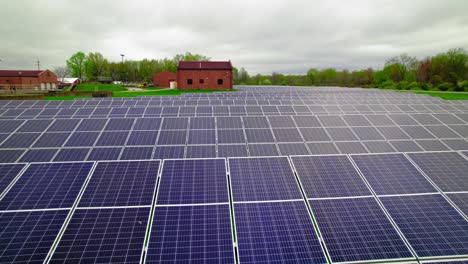 Instalación-De-Paneles-Solares-En-Rittman,-Ohio,-Que-Muestra-Un-Proyecto-De-Energía-Verde-En-Entornos-Rurales-Para-Promover-Soluciones-Energéticas-Sostenibles.