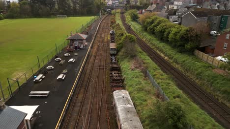 Luftaufnahme-Eines-Historischen-Bahnhofs-In-Whitehead,-Nordirland