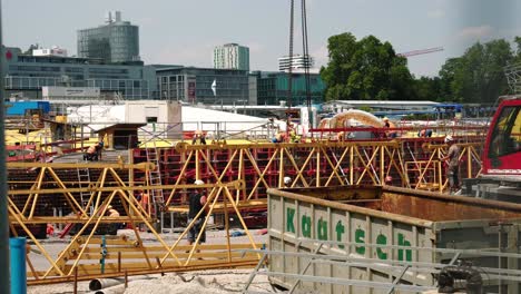 Trabajadores-De-La-Construcción-Montando-Grúas-En-El-Sitio-De-Construcción