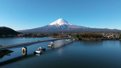 Puente-Kawaguchiko-Ohashi-Sobre-El-Lago-Kawaguchiko-Con-El-Monte-Fuji-Al-Fondo-En-Japón