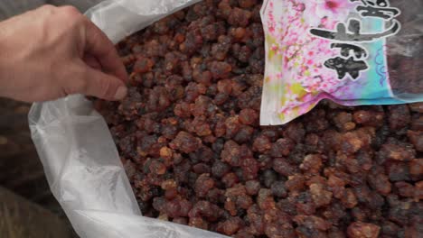 Close-look-at-dried-berries-in-market-in-China