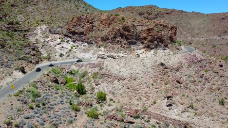 Tres-Coches-Con-Buggy-Circulando-Por-La-Ruta-Rural-Vacía-66-A-Través-Del-Desierto-De-Piedra