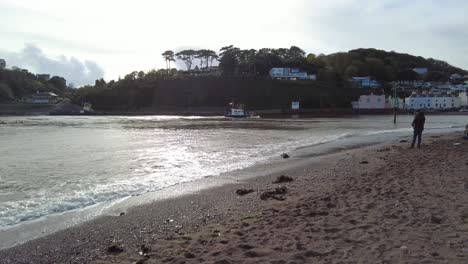 Strand-Von-Teignmouth-Mit-Leuten-Beim-Angeln-Und-Einem-Kleinen-Trawlerboot-Im-Hintergrund