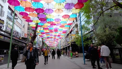 Ankara,-Türkiye:-Paseando-Por-Una-De-Las-Calles-Más-Coloridas-De-Ankara,-Cubierta-De-Vibrantes-Sombrillas