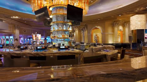 POV-Beim-Herumlaufen-In-Der-Bar-Im-Caesars-Palace-Casino