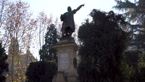 Salamanca,-España---7-De-Diciembre-De-2019:-Estatua-De-Colon-En-Una-Hermosa-Luz-De-Fondo-Con-La-Llamarada-Del-Sol