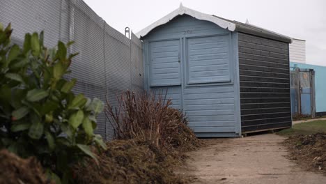 Fokussiergestell-Zwischen-Sturmtrümmern-Und-Einer-Verschobenen-Strandhütte