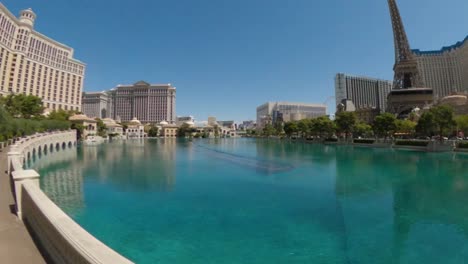 Paseo-Timelapse-Alrededor-De-La-Fuente-Del-Bellagio-Durante-El-Verano