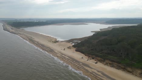 Toma-Aérea-De-Benacre-Broad-A-Lo-Largo-De-La-Playa-De-Kessingland-En-Suffolk,-Inglaterra