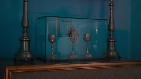 Objetos-Religiosos-En-Una-Vitrina-De-Cristal-En-La-Sala-De-Oración-Del-Castillo-De-Trakošćan,-Croacia