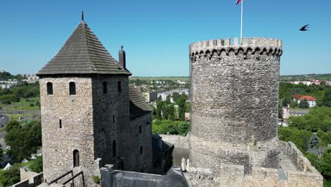 Castillo-Medieval-De-Bedzin-Con-Torreta,-Murallas-Y-Patio-Durante-Un-Hermoso-Día-De-Verano-Rodeado-De-Exuberante-Vegetación,-Hierba-Y-árboles-Bajo-Un-Cielo-Azul-Claro