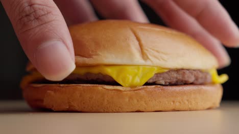 Primer-Plano-De-Una-Hamburguesa-Con-Queso-Estilo-Mc-Donald&#39;s-Que-Se-Prepara-En-La-Cocina