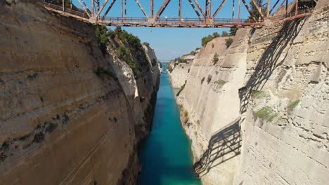 Escombros-En-El-Agua-Por-Desprendimientos-De-Rocas-En-La-Empinada-Pared-Del-Canal-De-Corinto-En-Grecia