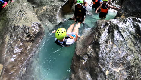 Frau-Rutscht-In-Die-Kawasan-Wasserfälle-Auf-Den-Philippinen