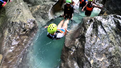 Mujer-Se-Desliza-En-Las-Cataratas-Kawasan-En-Filipinas