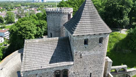 Castillo-Medieval-De-Bedzin-Con-Una-Torre,-Murallas-Y-Un-Patio-Durante-Un-Hermoso-Día-De-Verano-Rodeado-De-Exuberante-Vegetación-Bajo-Un-Cielo-Azul-Claro