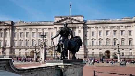 The-Statue-of-Progress,-one-of-the-four-bronze-statues-encircling-the-Victoria-Memorial,-with-Buckingham-Palace-in-the-backdrop,-London,-England