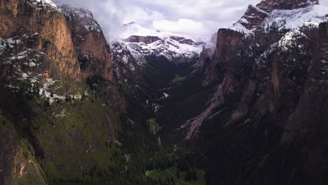 Flug-Durch-Eine-Schlucht-In-Den-Schneebedeckten-Italienischen-Alpen-Am-Frühen-Morgen