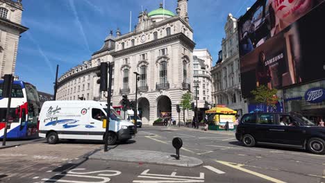 Vista-De-La-Calle-De-Piccadilly-Circus-En-Un-Día-Soleado-En-Londres,-Inglaterra