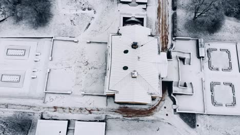 Vogelperspektive-Von-Einer-Drohne-Auf-Das-Berühmte-Schloss-Gunnebo-In-Schweden,-Bedeckt-Mit-Schnee