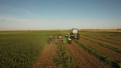 Corte-De-Heno-En-Otoño-En-Iowa-Con-Un-Moco-John-Deere