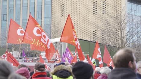 Die-Menschen-Warten-Auf-Den-Beginn-Einer-Demonstration-Gegen-Ein-Neues-Französisches-Gesetz,-Das-Die-Veröffentlichung-Von-Polizeibildern-Einschränken-Würde