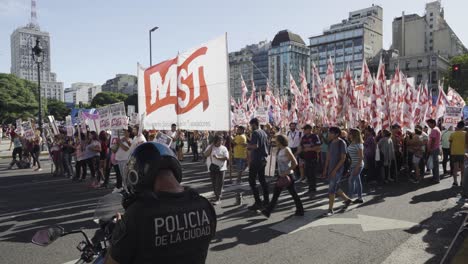 Vista-De-Una-Protesta-En-Buenos-Aires-Durante-El-Día,-Con-Un-Policía-En-Primer-Plano.