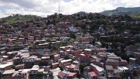 Lebendige-Berggemeinde-Comuna-13,-Medellín,-Weitläufig-Unter-Einem-Dynamischen-Himmel