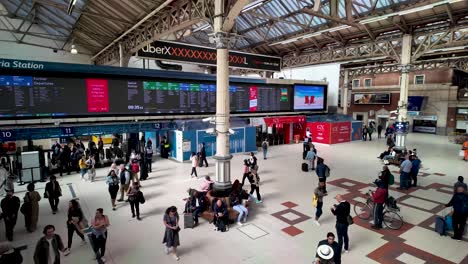 London-Victoria-Station-In-Englands-Hauptstadt,-Die-Geschäftige-Bahnhofshalle,-Wo-Pendler-Und-Reisende-Sich-Dynamisch-Bewegen