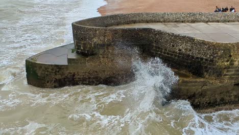 Grandes-Olas-Rompiendo-Sobre-La-Estructura-De-Piedra-En-La-Playa-De-Brighton,-Reino-Unido