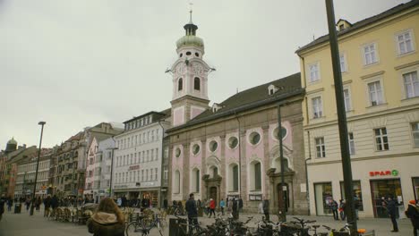 Fußgänger-Innsbruck-öffentlicher-Platz-Mit-Rosa-Kirchturm