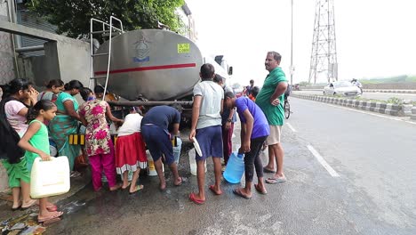 Lugareños-Llenando-Agua-Potable-Durante-La-Crisis-Del-Agua-En-Nueva-Delhi,-India